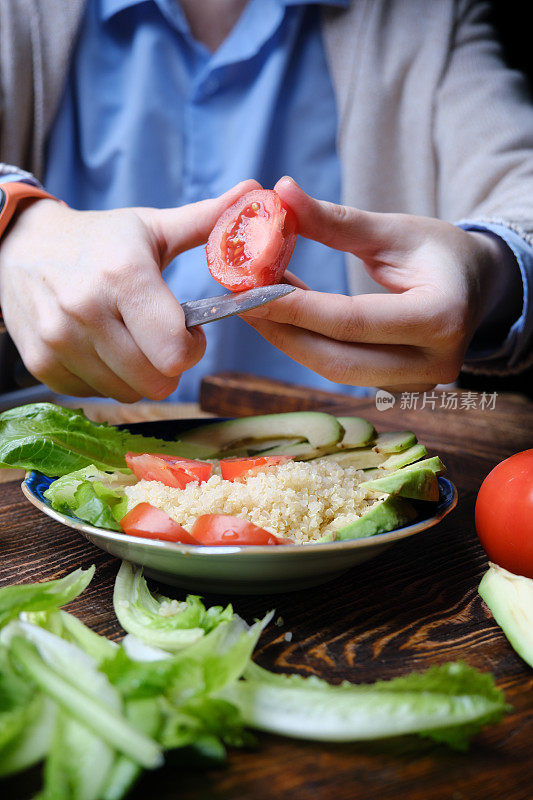 提供藜麦和蔬菜碗