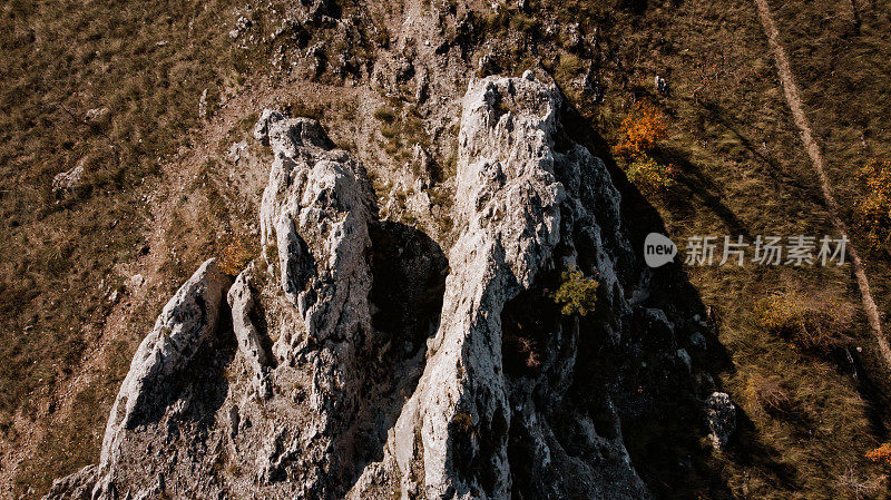 陡峭山上的岩石，抽象的镜头