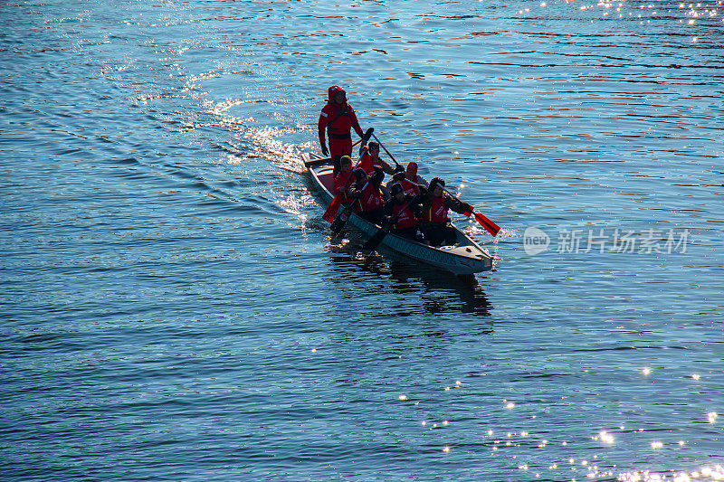 男子赛艇队在蓝水上。冬天的训练。