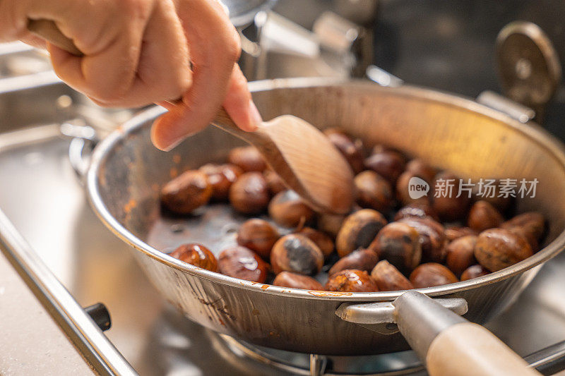 在露营车内的野营炉上做饭的人的特写