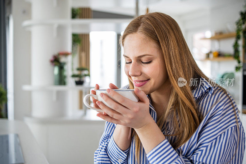 享受热饮的年轻女子