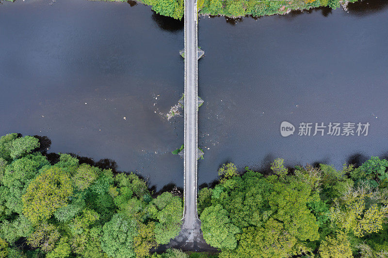 无人机拍摄的一座过河的老石桥