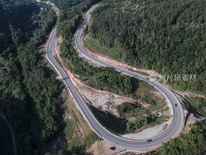 高速公路蜿蜒在山间。空中旅行。