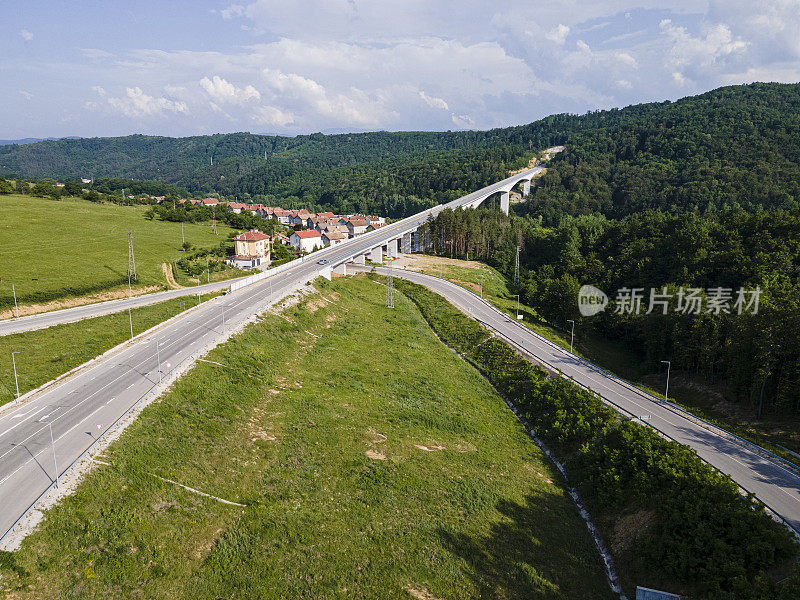 高架公路经过郊区，鸟瞰图。