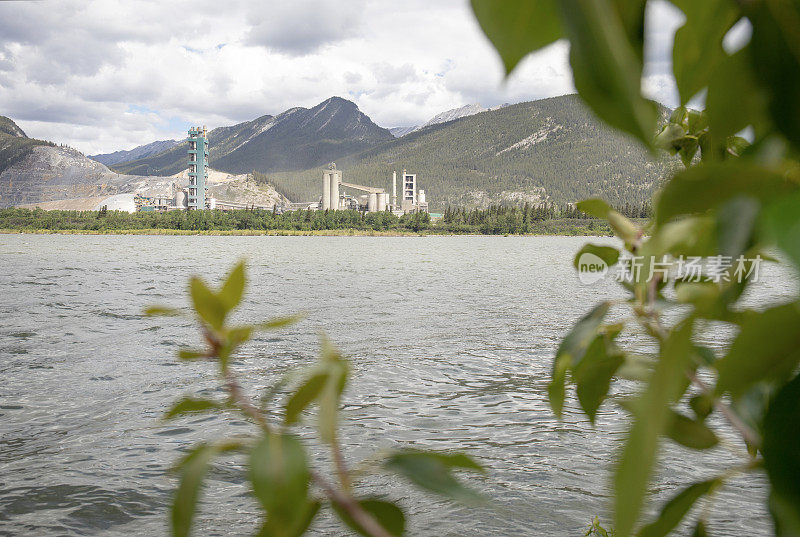 山景水泥厂，树叶干涉和湖泊前景