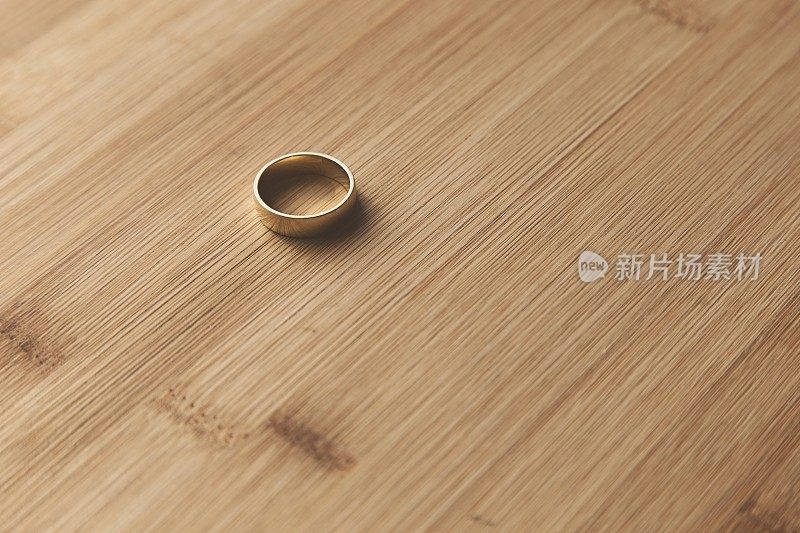 选择聚焦镜头的金婚戒指在木制表面