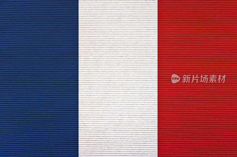 粗糙的瓦楞条纹纸上的法国国旗