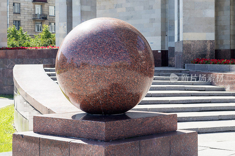 一种用抛光的花岗岩制成的装饰球，放在花岗岩支架上，作为城市的装饰