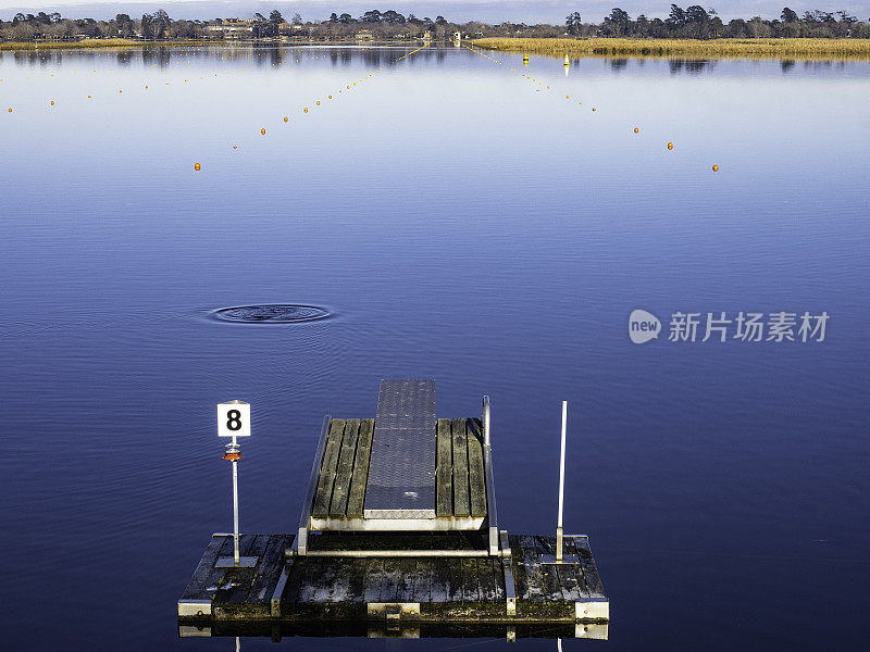 湖上空荡荡的游泳码头