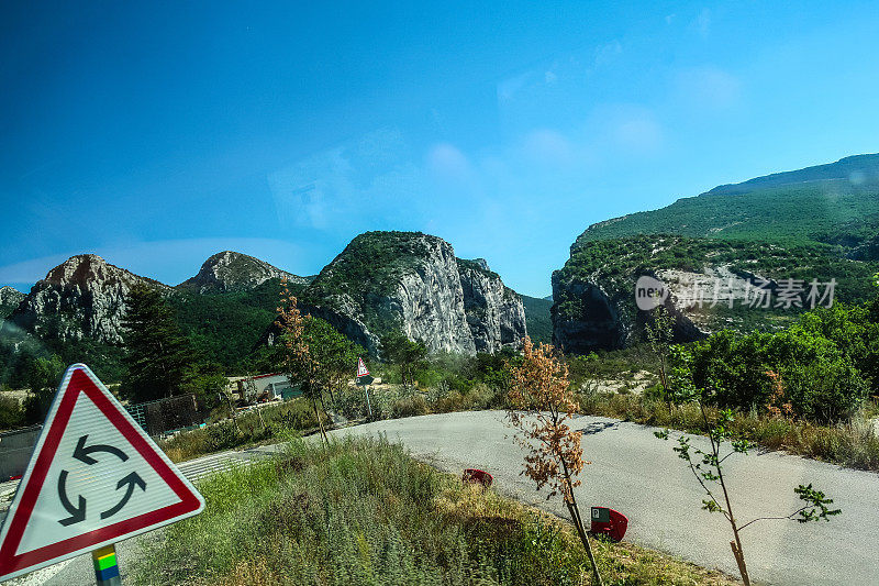 美丽的全景从道路，三峡都沃顿，普罗旺斯，法国