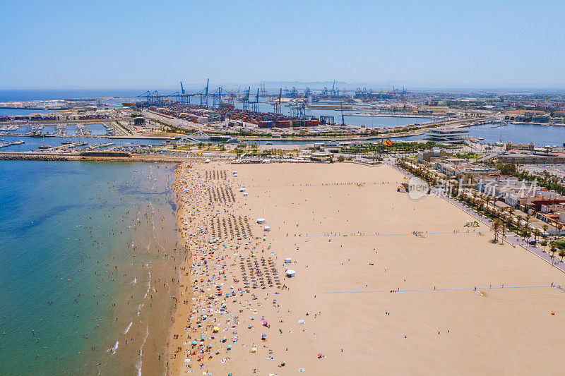 在西班牙瓦伦西亚的拉斯阿雷纳斯海滩和商业码头的鸟瞰图
