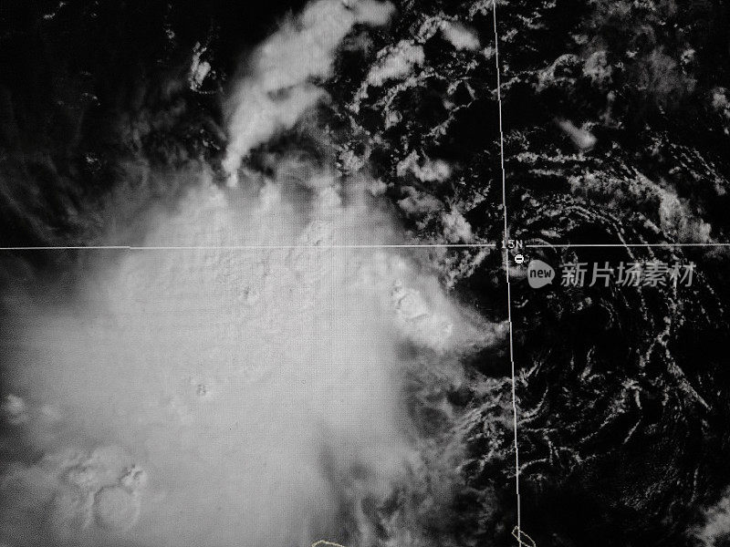 加勒比海中部的9号热带低气压的可见卫星图像，预计将变成热带风暴“爱米娜”