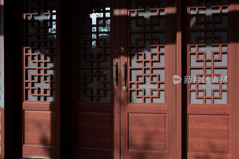 中国红色木门的照明效果