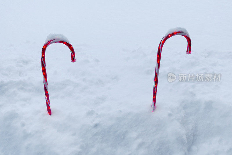 《雪地里的拐杖糖灯