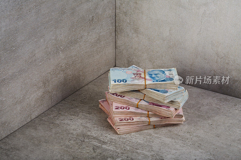 堆叠的土耳其货币100和200土耳其里拉在混凝土灰色背景