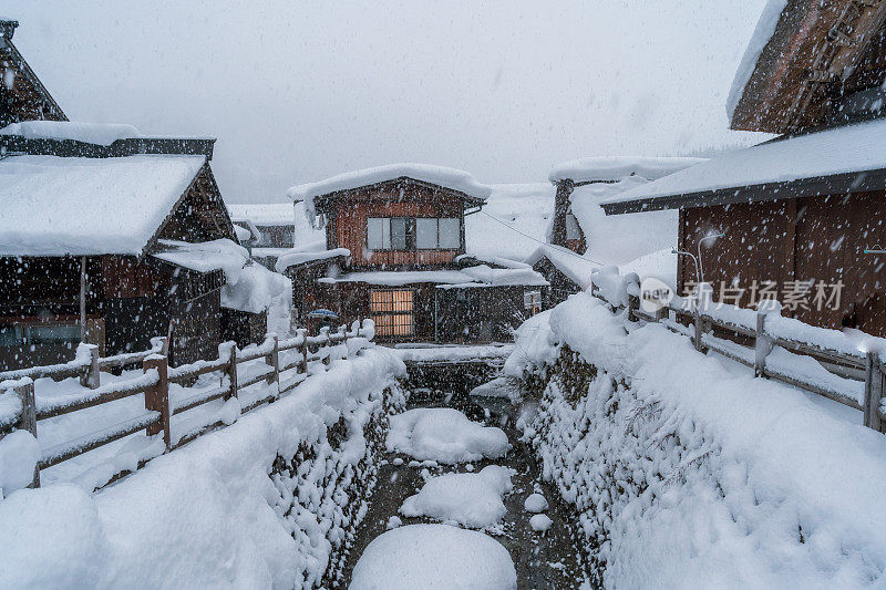 白川村的日本冬天积雪很厚