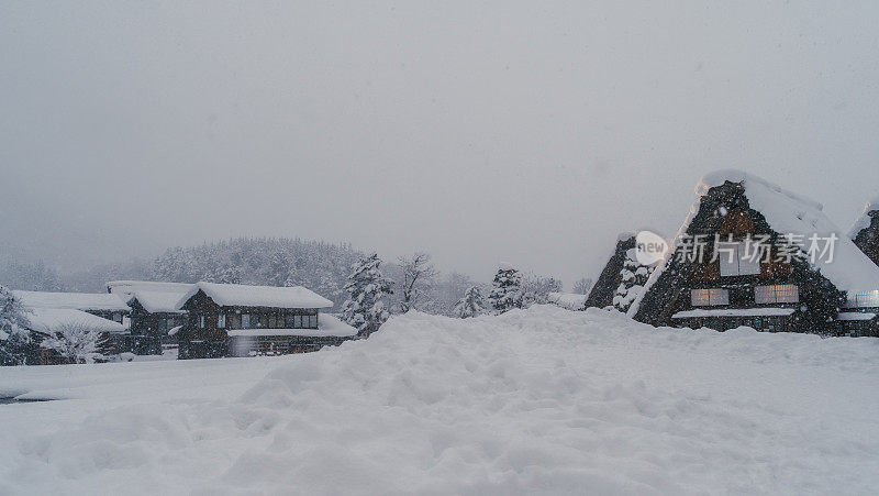 白川村的日本冬天积雪很厚