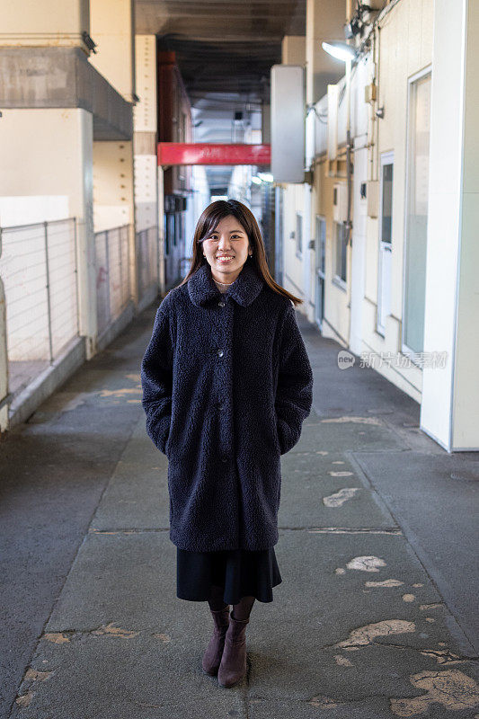 女子在高架铁路下行走的肖像