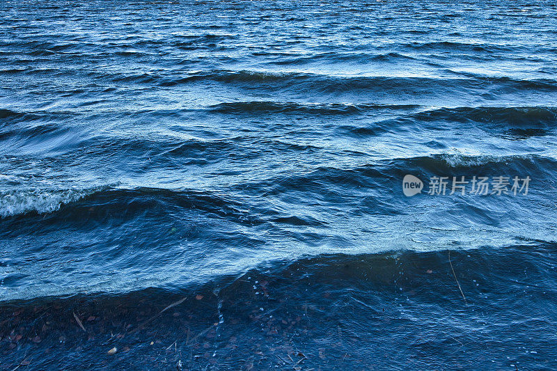 秋天，海浪拍打着芬兰拉彭兰塔的Saimaa湖畔