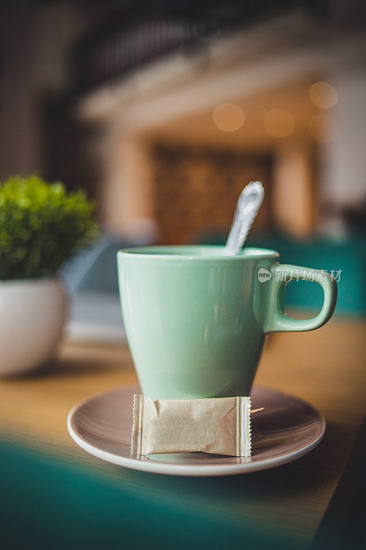 在餐馆的木桌上喝一杯茶