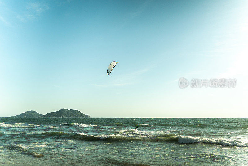 沙滩上飞越太平洋的风筝冲浪者