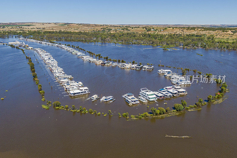 鸟瞰图淹没了穆雷河上的马纳姆水域码头，与停泊的船屋，淹没的通道，周围的泻湖