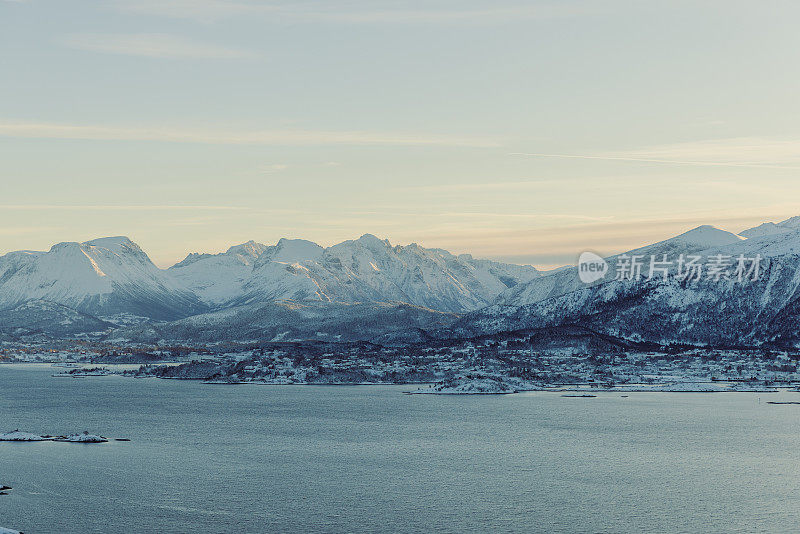 挪威冬季峡湾与雪山的风景