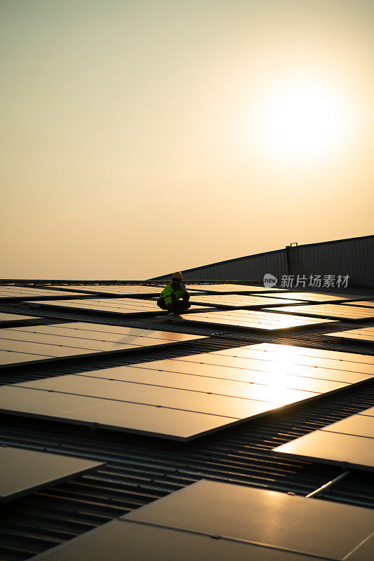 技术人员每季度在工厂屋顶提供太阳能电池维护服务