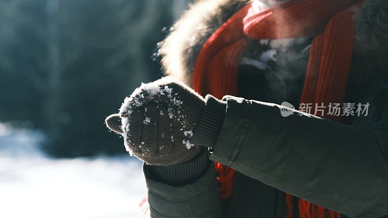 女人们的手正在做雪球