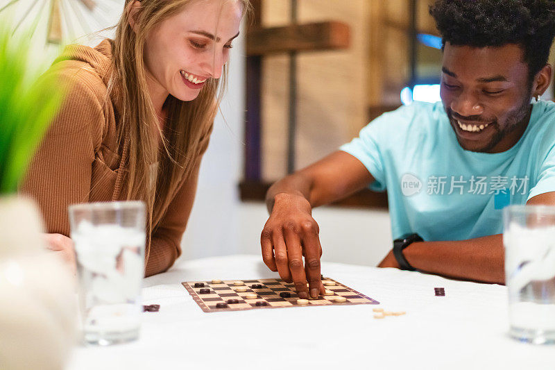 Z世代年轻成人多种族夫妇玩跳棋照片系列