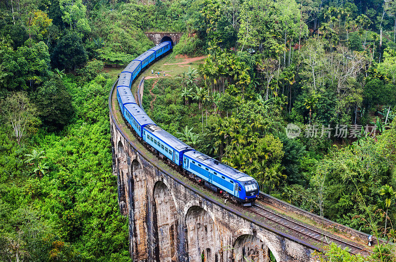 斯里兰卡九拱桥上的火车