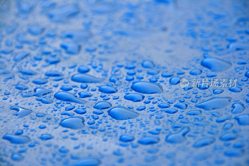 水滴在蓝色涂层上