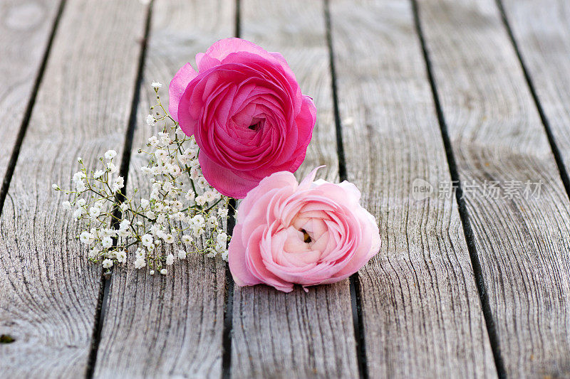 带有粉红色玫瑰的浪漫花束