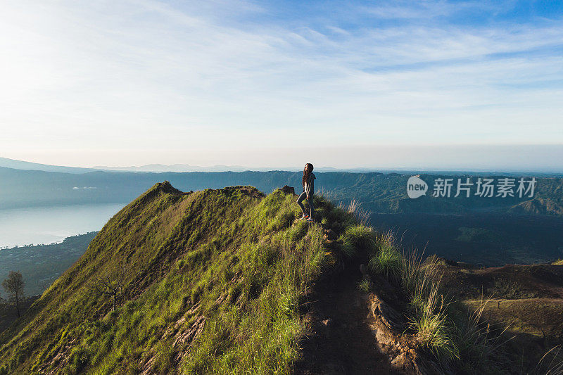 美丽的女人在巴图尔山顶，巴厘岛，印度尼西亚