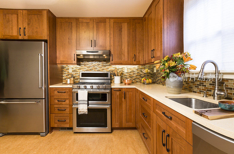现代高档厨房与木橱柜和不锈钢器具
