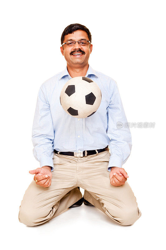 成年印度人孤立在白人与足球