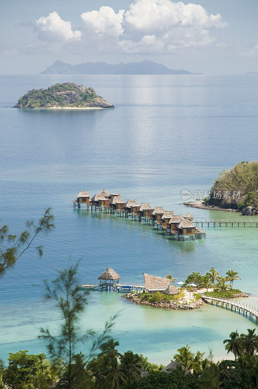 热带海洋度假村，水上小屋