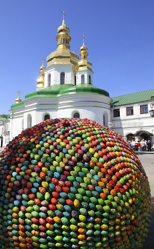 基辅的彩色木制复活节彩蛋雕塑和教堂