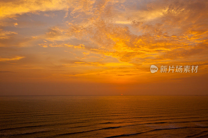 黄金海上日落