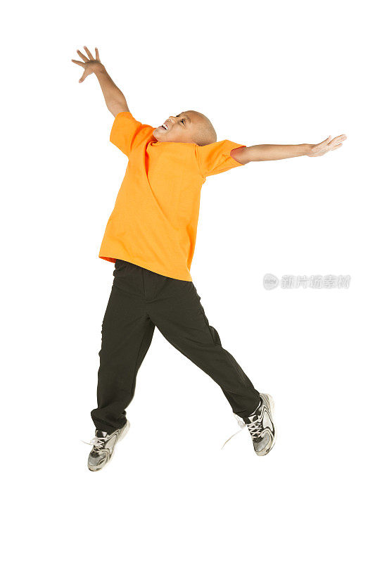 快乐的非裔美国男孩在白人身上跳