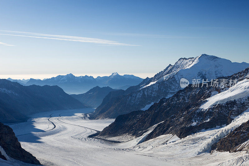 清晨的阳光下，瑞士少女峰上的阿莱奇冰川