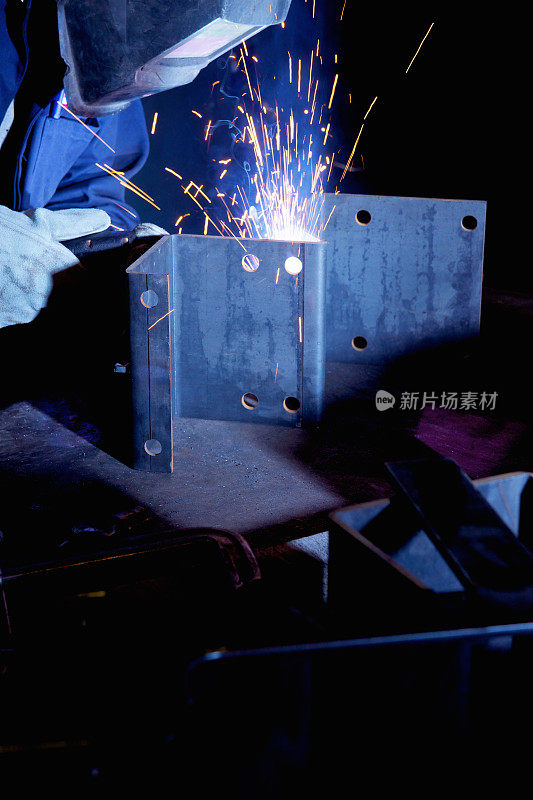焊工在工厂里焊接零件