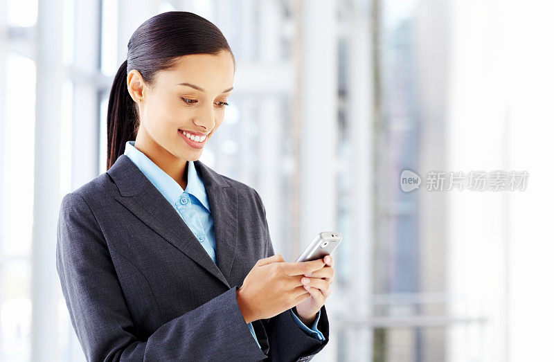 商务女性用手机发短信