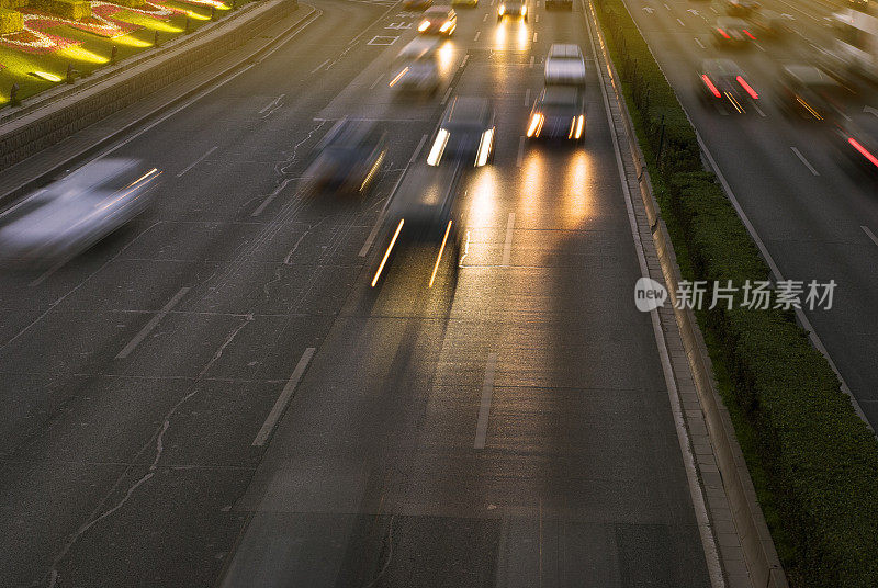 多车道高速公路夜间高峰时段的交通状况