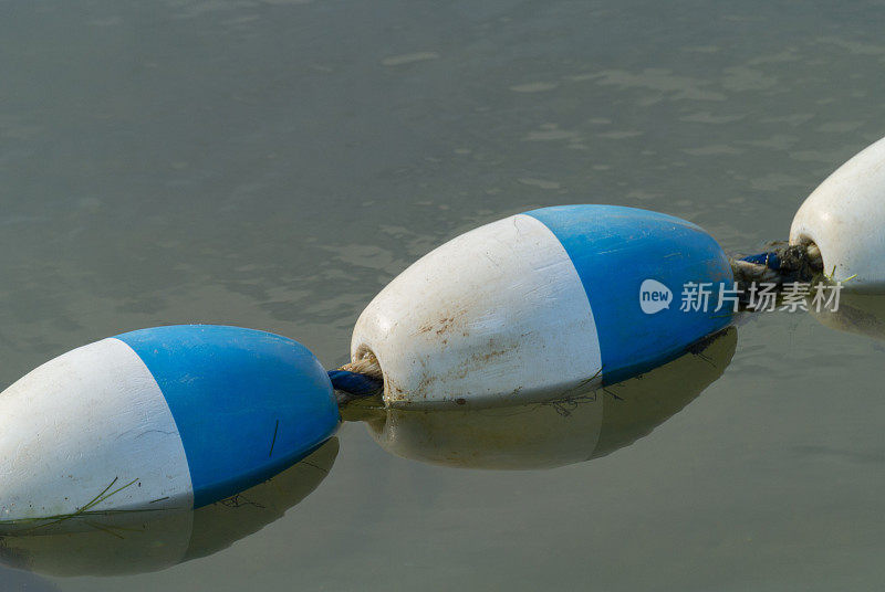 水面上的浮动标志浮标