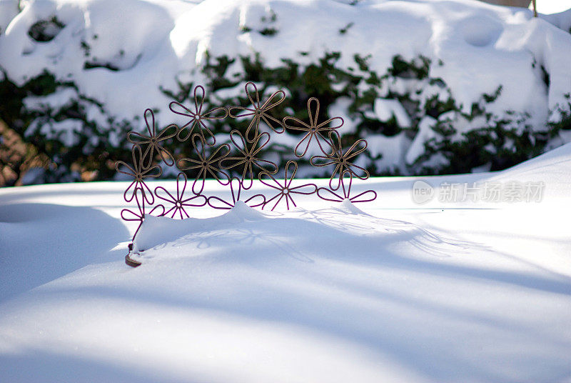 埋在雪中的金属长凳