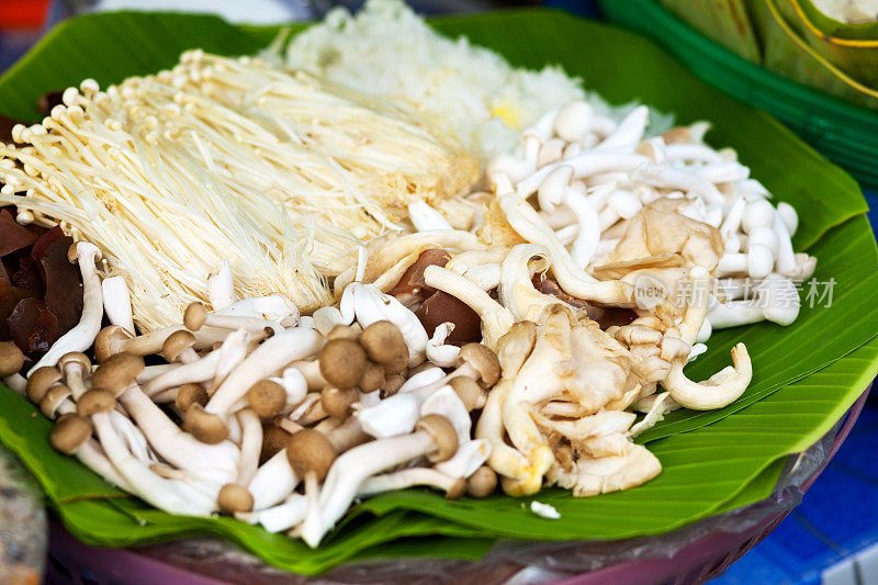 曼谷街头厨房里的几只泰国蘑菇