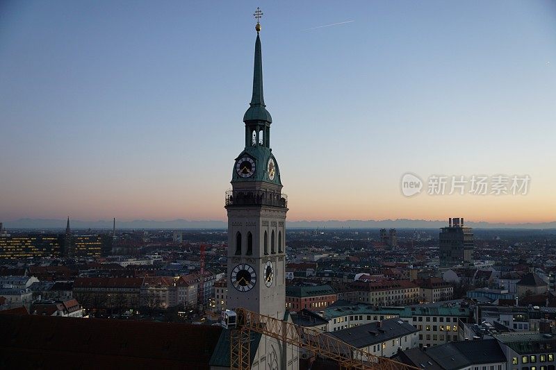 德国巴伐利亚。慕尼黑——黄昏时分的圣彼得教堂。