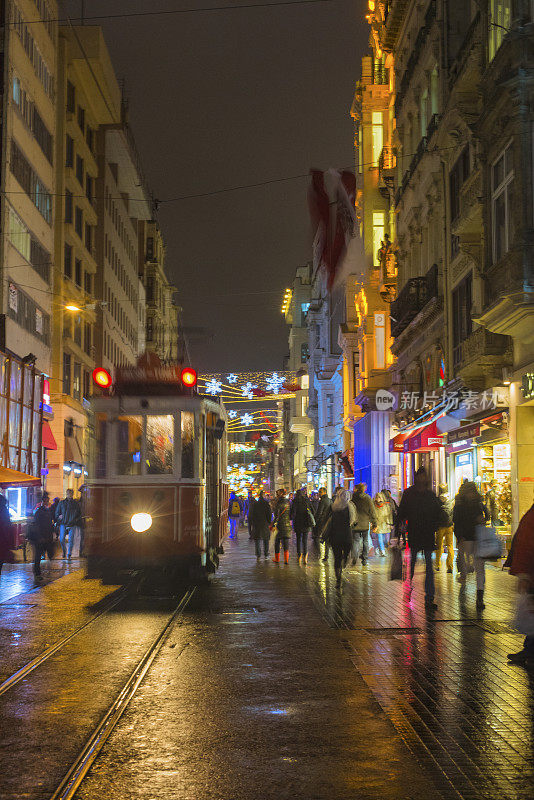 土耳其伊斯坦布尔的圣诞彩灯、国旗和缆车