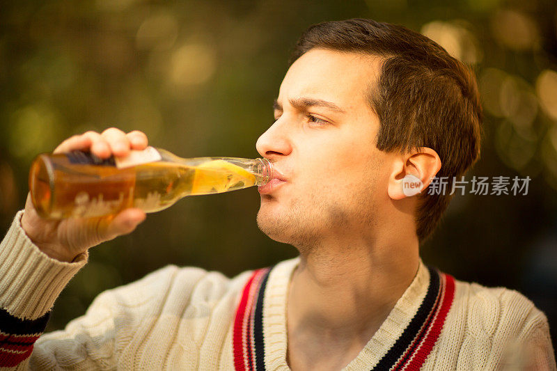 一个年轻人在啤酒花园玩